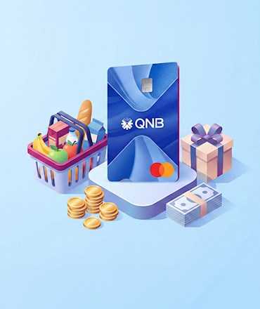 QNB logolu dikey kredi kartı; yanında alışveriş sepeti, hediye paketi, madeni paralar ve banknotlar bulunan 3 boyutlu illüstrasyon.