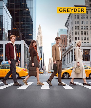 GREYDER logosu eşliğinde New York'ta yaya geçidinden geçen, sonbahar kombinleri ve ayakkabıları tanıtan dört model.