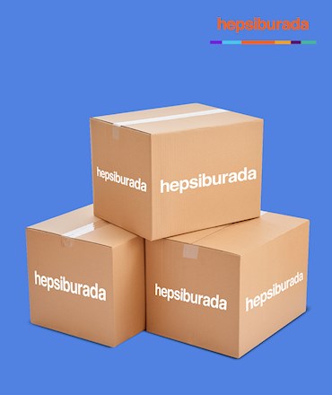 Mavi arka plan üzerinde üst üste ve yan yana dizilmiş, üzerinde beyaz renkli hepsiburada yazısı bulunan üç adet koli paketi ve sağ üst köşede hepsiburada logosu.