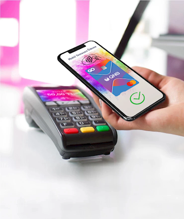 Mobil Temassız Ödeme QNB TUTAR 60,00 TL yazan akıllı telefon ile pos cihazında temassız ödeme yapan bir el.