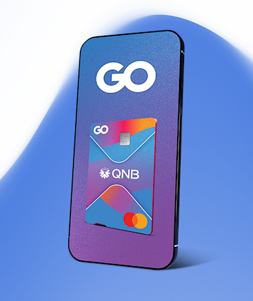 GO GO QNB logolu ve çok renkli tasarıma sahip bir kredi kartını gösteren akıllı telefon ekranı.
