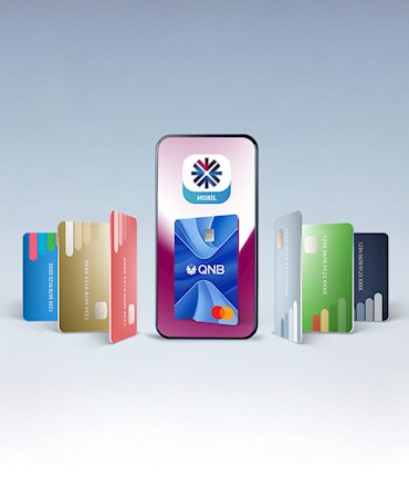 MOBİL QNB yazılı, ekranında kredi kartı olan bir akıllı telefon ve etrafında çeşitli renklerdeki kredi kartları.