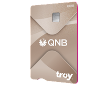 KOBİ QNB troy. Üzerinde çip bulunan dikey tasarımlı bej renkli QNB KOBİ Troy banka kartı.